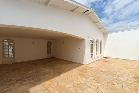 Casa para alugar com 252m², 3 quartos e 4 vagasQuintal - Garagem