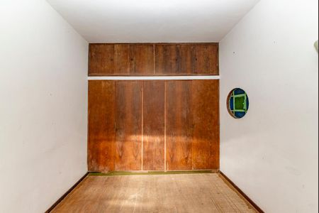 Casa à venda com 518m², 5 quartos e 6 vagas Casa à venda com 518m², 5 quartos e 6 vagasQuarto 1