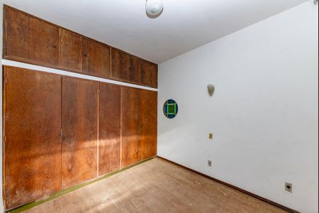 Casa à venda com 518m², 5 quartos e 6 vagas Casa à venda com 518m², 5 quartos e 6 vagasQuarto 1