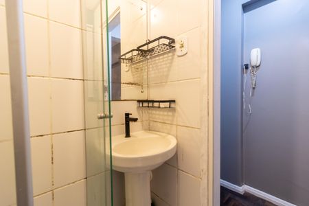 Banheiro de kitnet/studio para alugar com 1 quarto, 23m² em Cidade Baixa, Porto Alegre