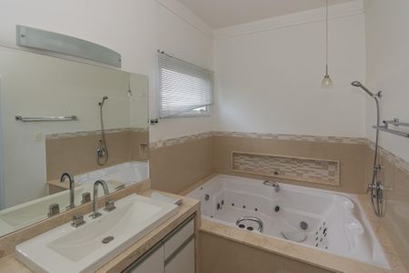 Casa de condomínio para alugar com 300m², 3 quartos e 2 vagas Casa de condomínio para alugar com 300m², 3 quartos e 2 vagasBanheiro da Suíte 1