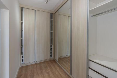 Casa de condomínio para alugar com 300m², 3 quartos e 2 vagas Casa de condomínio para alugar com 300m², 3 quartos e 2 vagasCloset da suíte 1