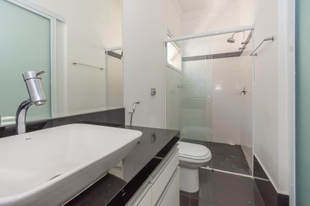 Casa de condomínio para alugar com 300m², 3 quartos e 2 vagas Casa de condomínio para alugar com 300m², 3 quartos e 2 vagasBanheiro da Suíte 3