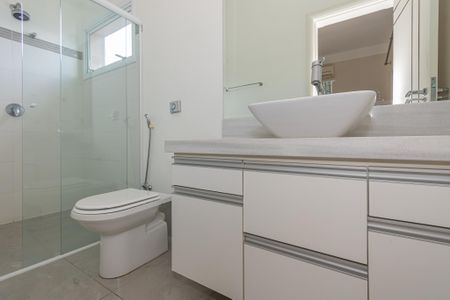 Casa de condomínio para alugar com 300m², 3 quartos e 2 vagas Casa de condomínio para alugar com 300m², 3 quartos e 2 vagasBanheiro da Suíte 2