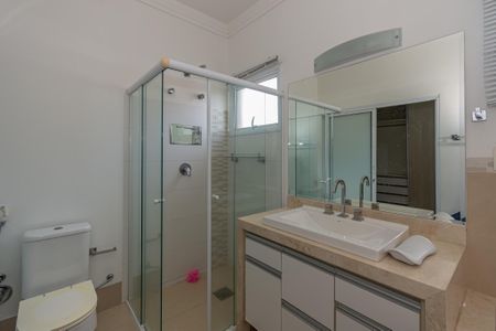 Casa de condomínio para alugar com 300m², 3 quartos e 2 vagas Casa de condomínio para alugar com 300m², 3 quartos e 2 vagasBanheiro da Suíte 1