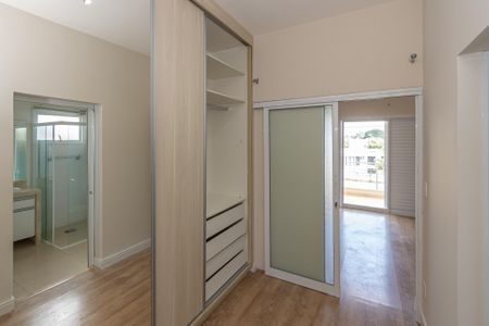 Casa de condomínio para alugar com 300m², 3 quartos e 2 vagas Casa de condomínio para alugar com 300m², 3 quartos e 2 vagasCloset da suíte 1