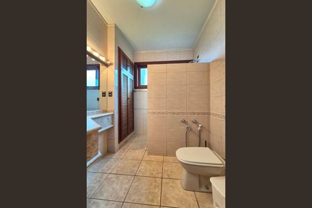 Casa de condomínio para alugar com 570m², 5 quartos e 9 vagasBanheiro da Suíte 2