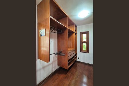 Casa de condomínio para alugar com 570m², 5 quartos e 9 vagasCloset da Suíte 4 