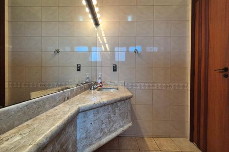 Casa de condomínio para alugar com 570m², 5 quartos e 9 vagasBanheiro da Suíte 1 