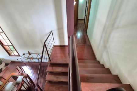 Casa de condomínio para alugar com 570m², 5 quartos e 9 vagasEscada de Acesso Interna 