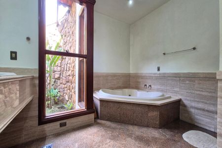 Casa de condomínio para alugar com 570m², 5 quartos e 9 vagasBanheiro da Suíte 4 