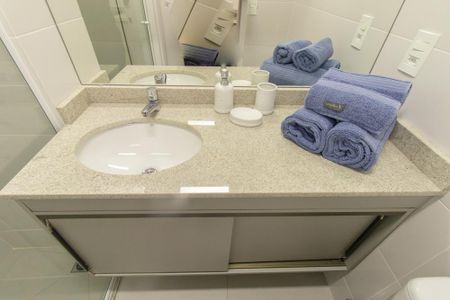 Banheiro Social de kitnet/studio para alugar com 1 quarto, 19m² em Centro, Curitiba