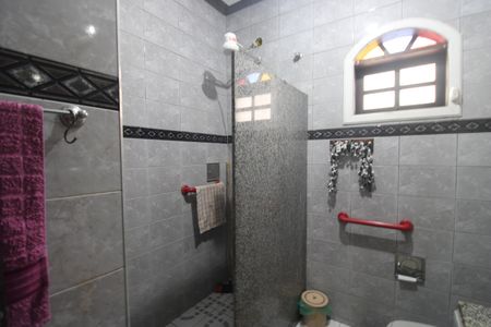 Casa de condomínio à venda com 450m², 6 quartos e 3 vagasBanheiro social