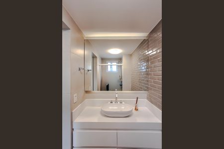 Apartamento à venda com 115m², 2 quartos e 2 vagas Apartamento à venda com 115m², 2 quartos e 2 vagasBanheiro da Suíte