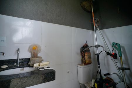 Casa para alugar com 90m², 3 quartos e 6 vagasBanheiro externo