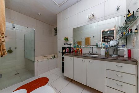 Casa para alugar com 551m², 5 quartos e 6 vagasBanheiro da Suíte 1