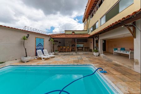 Casa para alugar com 551m², 5 quartos e 6 vagasPiscina