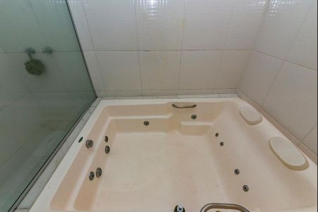 Casa para alugar com 551m², 5 quartos e 6 vagasBanheiro da Suíte 1