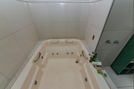 Casa para alugar com 551m², 5 quartos e 6 vagasBanheiro da Suíte 1