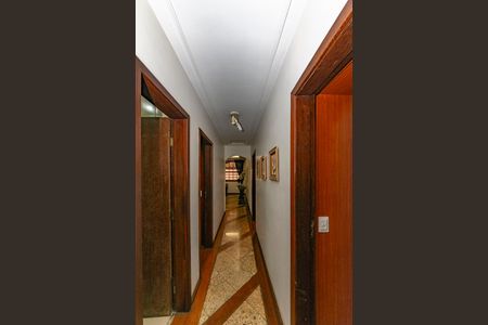 Casa para alugar com 551m², 5 quartos e 6 vagasCorredor