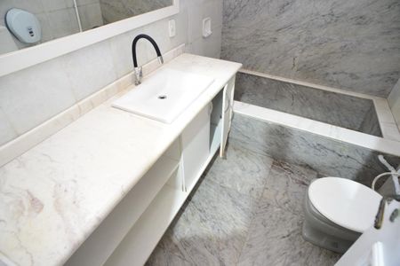 Casa à venda com 1115m², 6 quartos e 3 vagas Casa à venda com 1115m², 6 quartos e 3 vagasBanheiro Social