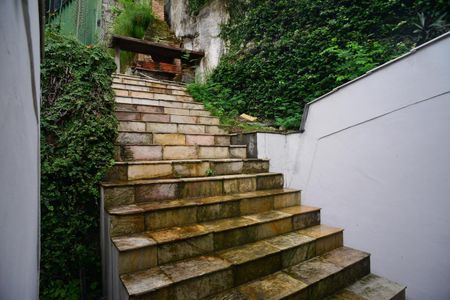 Casa à venda com 1115m², 6 quartos e 3 vagas Casa à venda com 1115m², 6 quartos e 3 vagasExternas Fundos