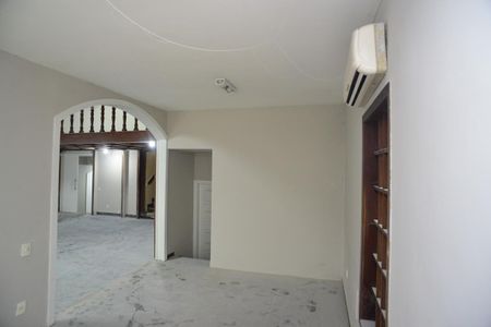 Casa à venda com 1115m², 6 quartos e 3 vagas Casa à venda com 1115m², 6 quartos e 3 vagasSala de TV