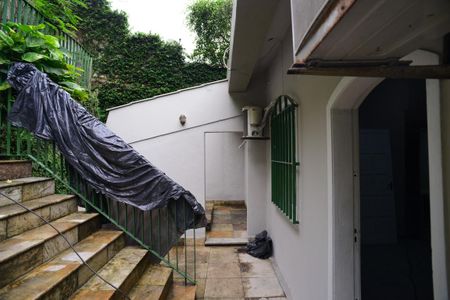 Casa à venda com 1115m², 6 quartos e 3 vagas Casa à venda com 1115m², 6 quartos e 3 vagasExternas Fundos