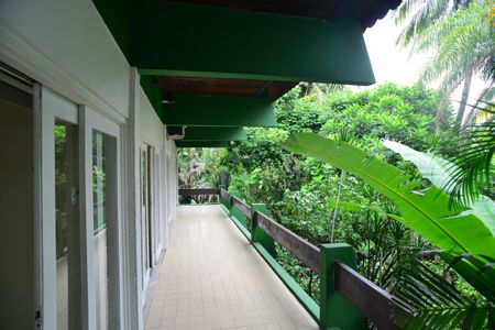 Casa à venda com 1115m², 6 quartos e 3 vagas Casa à venda com 1115m², 6 quartos e 3 vagasVaranda