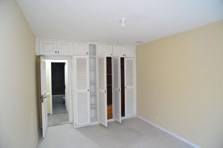 Casa à venda com 1115m², 6 quartos e 3 vagas Casa à venda com 1115m², 6 quartos e 3 vagasQuarto 2