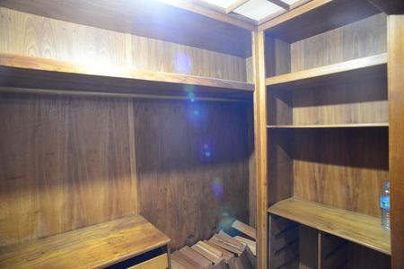 Casa à venda com 1115m², 6 quartos e 3 vagas Casa à venda com 1115m², 6 quartos e 3 vagasCloset