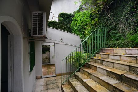 Casa à venda com 1115m², 6 quartos e 3 vagas Casa à venda com 1115m², 6 quartos e 3 vagasExternas Fundos