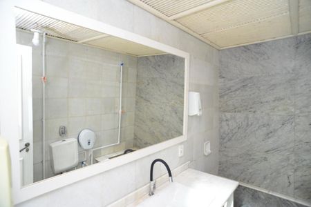 Casa à venda com 1115m², 6 quartos e 3 vagas Casa à venda com 1115m², 6 quartos e 3 vagasBanheiro Social