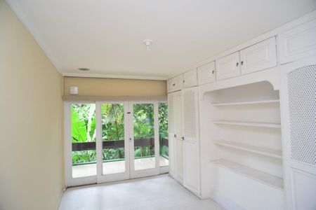 Casa à venda com 1115m², 6 quartos e 3 vagas Casa à venda com 1115m², 6 quartos e 3 vagasSuíte