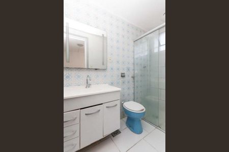 Banheiro  de apartamento para alugar com 1 quarto, 30m² em Azenha, Porto Alegre