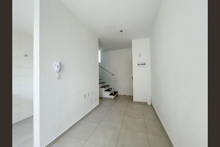 Sala de casa de condomínio à venda com 2 quartos, 52m² em Santa Maria, Osasco