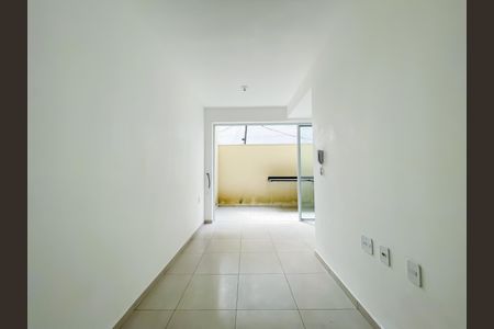 Sala de casa de condomínio à venda com 2 quartos, 52m² em Santa Maria, Osasco