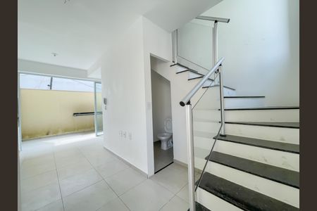 Sala de casa de condomínio à venda com 2 quartos, 52m² em Santa Maria, Osasco