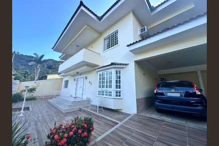 Casa de condomínio à venda com 580m², 5 quartos e 4 vagasFachada