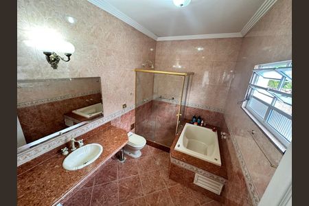 Casa de condomínio à venda com 580m², 5 quartos e 4 vagasBanheiro