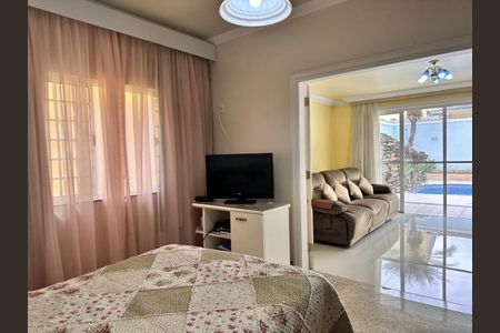 Quarto de casa de condomínio à venda com 5 quartos, 580m² em Jacarepaguá, Rio de Janeiro