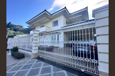 Casa de condomínio à venda com 580m², 5 quartos e 4 vagasFachada