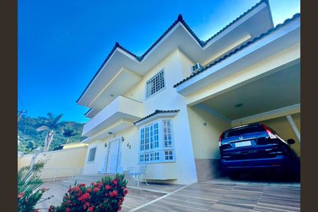 Casa de condomínio à venda com 580m², 5 quartos e 4 vagasFachada