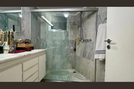 Apartamento à venda com 180m², 3 quartos e 2 vagas Apartamento à venda com 180m², 3 quartos e 2 vagasBanheiro da Suíte