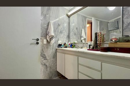 Apartamento à venda com 180m², 3 quartos e 2 vagas Apartamento à venda com 180m², 3 quartos e 2 vagasBanheiro da Suíte