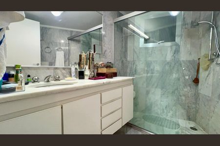 Apartamento à venda com 180m², 3 quartos e 2 vagas Apartamento à venda com 180m², 3 quartos e 2 vagasBanheiro da Suíte