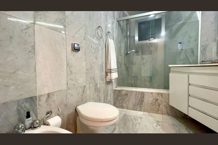 Apartamento à venda com 180m², 3 quartos e 2 vagas Apartamento à venda com 180m², 3 quartos e 2 vagasBanheiro