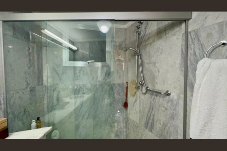 Apartamento à venda com 180m², 3 quartos e 2 vagas Apartamento à venda com 180m², 3 quartos e 2 vagasBanheiro da Suíte