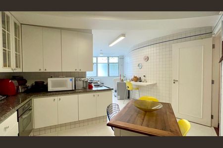 Apartamento à venda com 180m², 3 quartos e 2 vagas Apartamento à venda com 180m², 3 quartos e 2 vagasCozinha