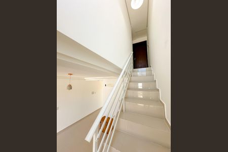 Casa para alugar com 100m², 2 quartos e 2 vagasEscada